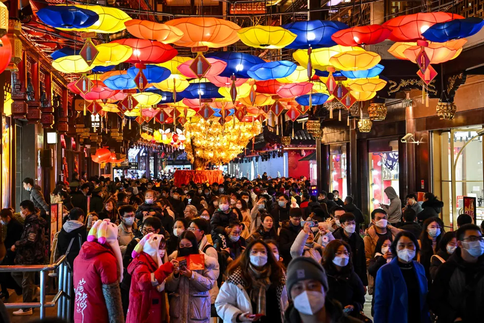 Kinesere har feiret tradisjonelt nyttår de siste ukene, som her i Yu Garden og lanternefestivalen i Shanghai. Forbruket er på vei opp, men de har spart rekordhøye beløp under pandemien.