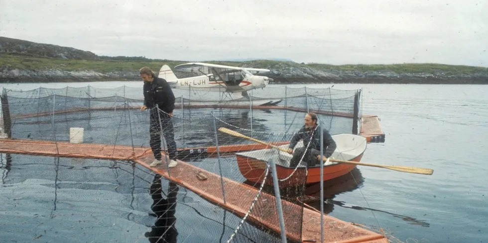 MERDKANTEN: Mannen på merden var professor i zoologi ved Universitet i Tromsø, Einar Brun, og mannen i robåten het Leif Paulsen og var røkter.