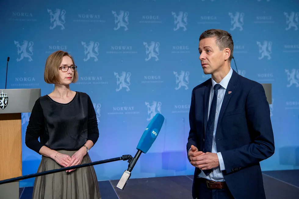 Næringsminister Iselin Nybø (til venstre) og samferdselsminister Knut Arild Hareide sier det er uaktuelt å gi Norwegian mer i krisehjelp – utover tre milliarder kroner i lånegarantier.