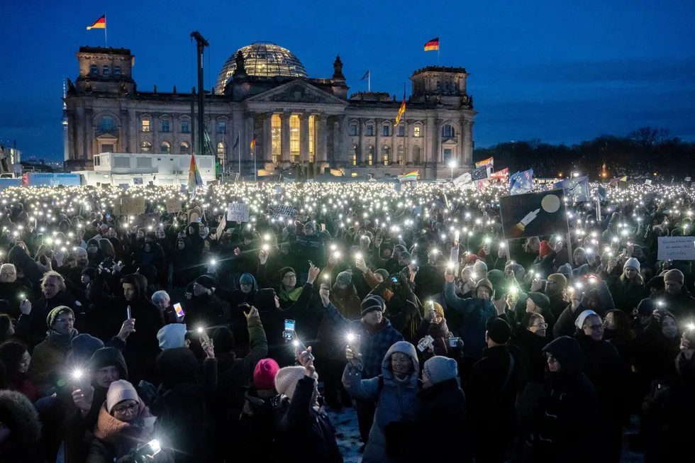 Tyskere protesterte mot fløypartiet AfD utenfor riksdagsbygningen i vinter. Men søndag vant partiet sitt første delstatsvalg.