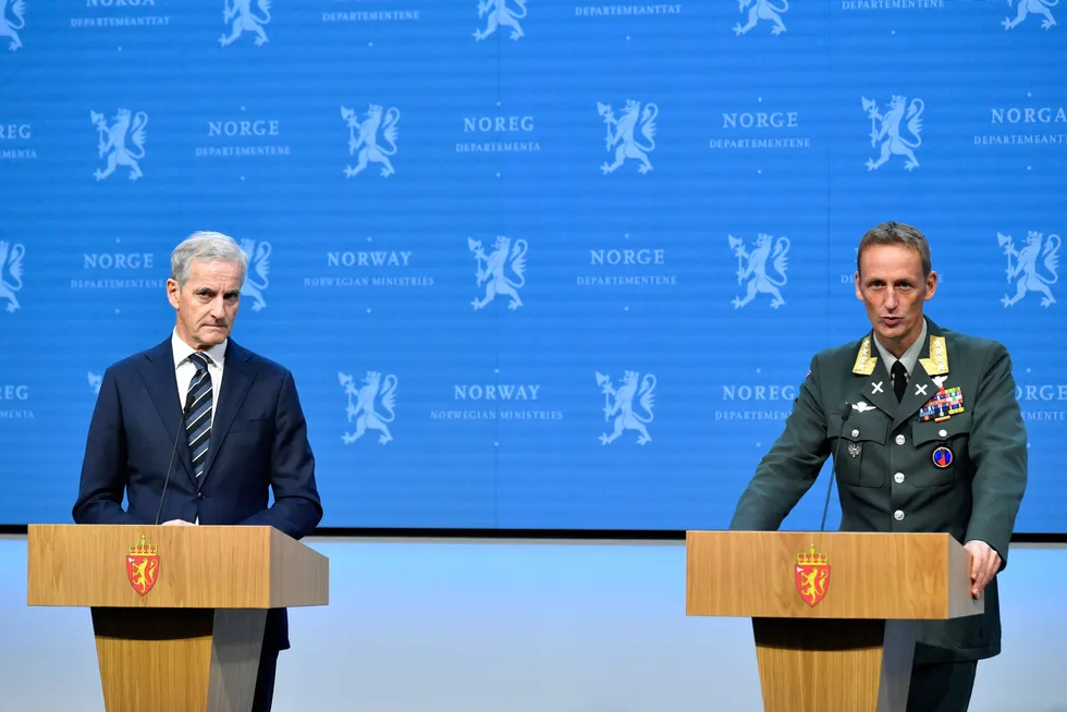 Statsminister Jonas Gahr Støre og forsvarssjef Eirik Kristoffersen holder pressekonferanse om krigen i Ukraina og forhøyet militær beredskap.