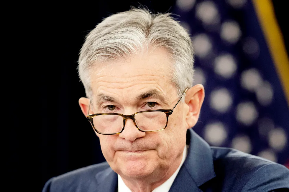 Jerome Powell er mannen som leder det statlige redningsarbeidet for finansmarkedene. Som sjef for den amerikanske sentralbanken, Federal Reserve, pøser han ut penger i en fart som verden aldri før har sett.