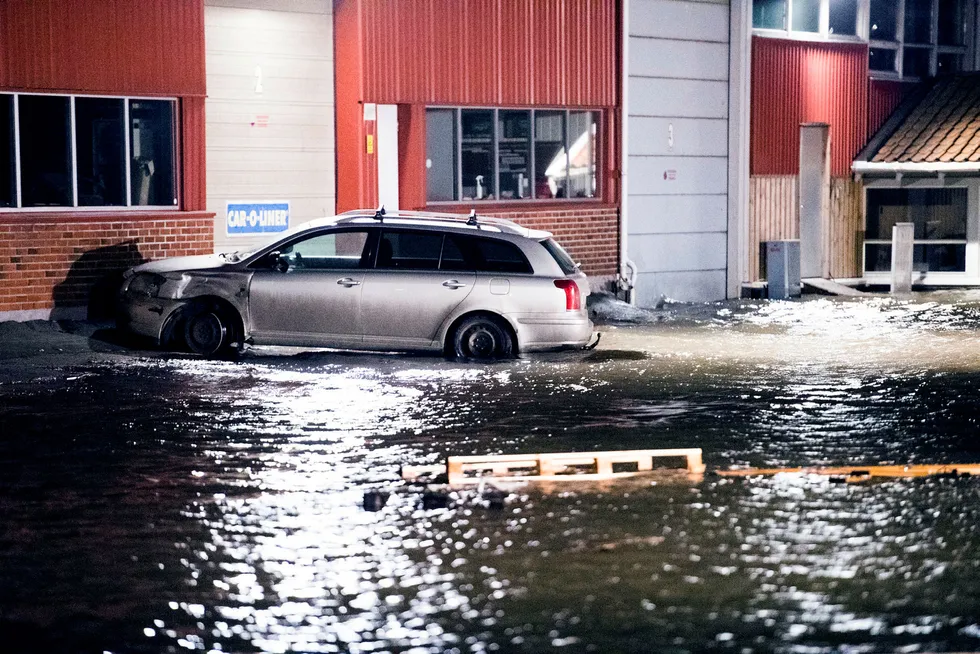 Flere biler ble stående under vann i Fredrikstad da Urd herjet 26. desember 2016. Foto: Jon Olav Nesvold/NTB Scanpix