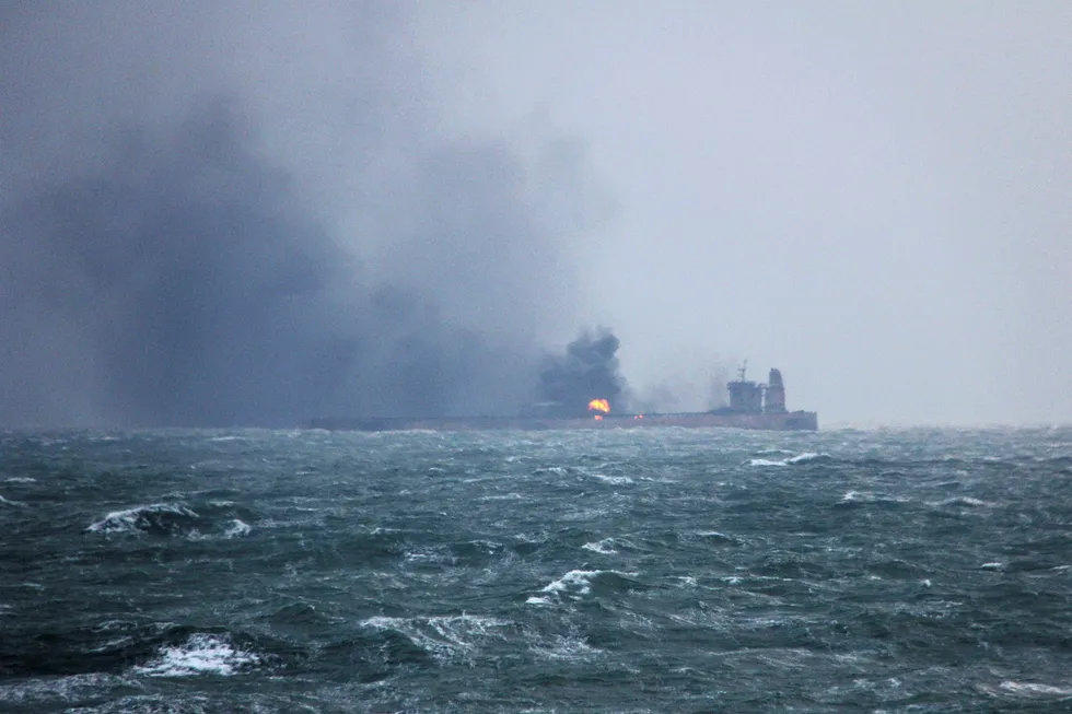 Foto av de brennende skipet Sanchi som er distribuert av det kinesiske transportdepartementet. Foto: -