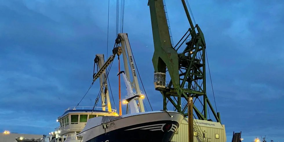 PÅ RETT KJØL: «Nesejenta» i Hirtshals havn etter å ha blitt snudd på rett kjøl der i slutten av mars.