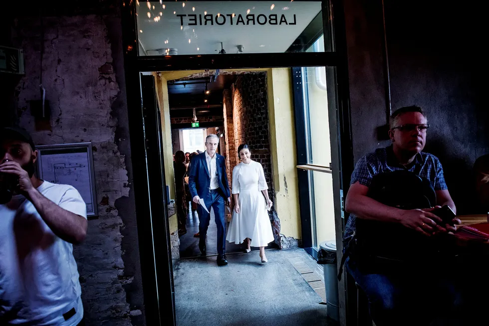 Arbeiderpartiets leder Jonas Gahr Støre og nestleder Hadia Tajik gikk inn i et mørkt rom på Kulturhuset i Oslo for å oppsummere et ganske mørkt halvår for partiet. Foto: Gorm K. Gaare