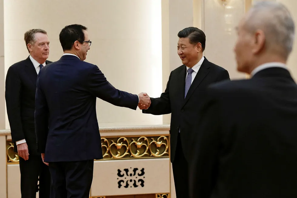 Kina og USA skaper trøbbel for hverandre. Her trykker imidlertid finansminister i USA Steven Mnuchin og Kinas president Xi Jinping hender under et møte i Beijing tidligere i år.