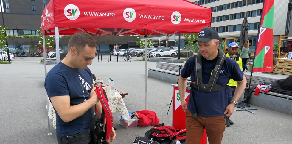 Tom Vegar Kiil (t.h.), mener det går greit å holde styr på rollene som leder i Kystfiskarlaget og at han er stortingskandidat for SV i Troms. Bildet fra valgkampåpningen for SV i Bodø 23. juni sammen med stortingsrepresentant og listetopp i Troms, Torgeir Knag Fylkesnes.