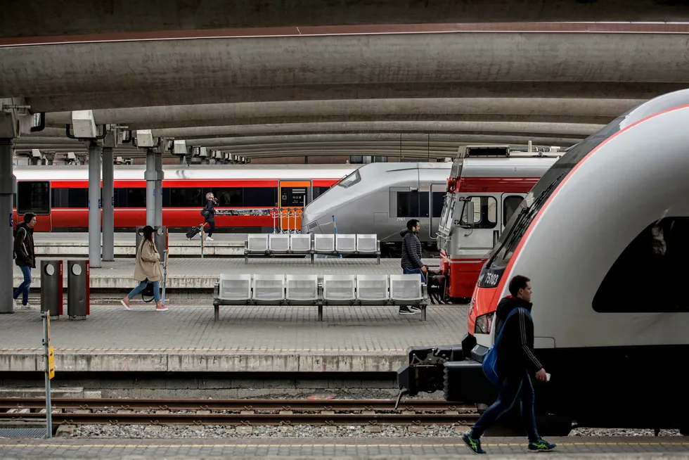 Jernbanedirektoratet har bestemt at utbygginger på Østlandet skal utsettes. Bildet er tatt på Oslo Sentralstasjon. Foto: Fredrik Bjerknes