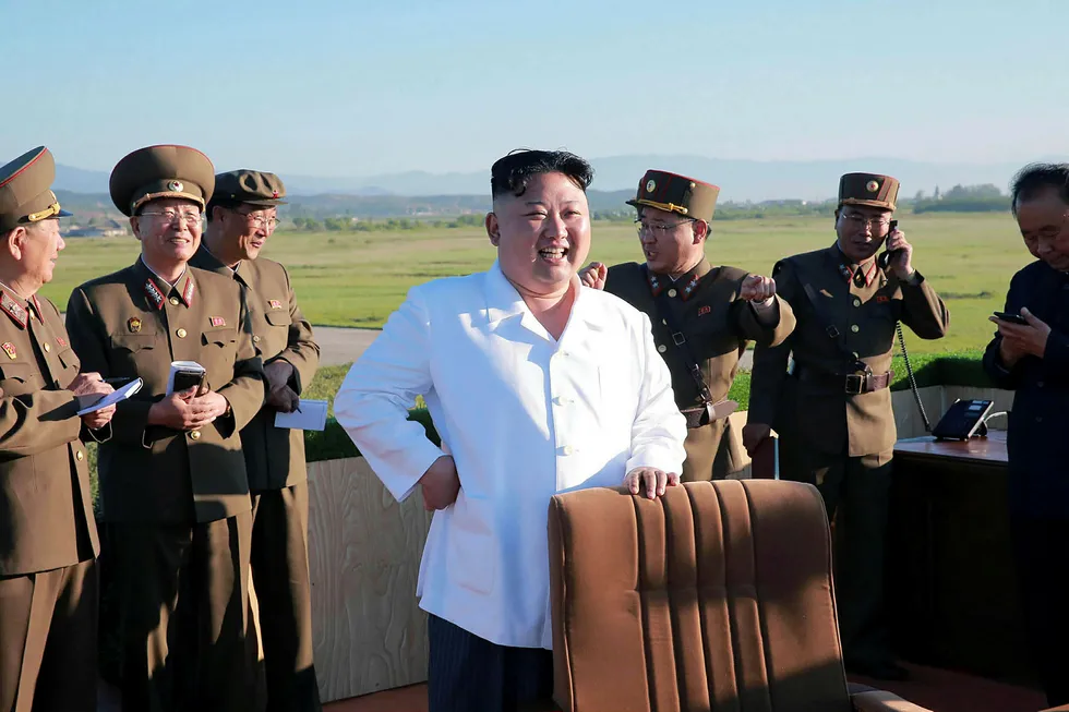 Den nordkoreanske lederen Kim Jong-un overser landets våpenprogram. Nord-Korea har foretatt en ny prøveoppskyting natt til mandag og utvikler egne rakettskjold for å forsvare seg mot amerikanske angrep. Foto: STR/AFP/NTB Scanpix