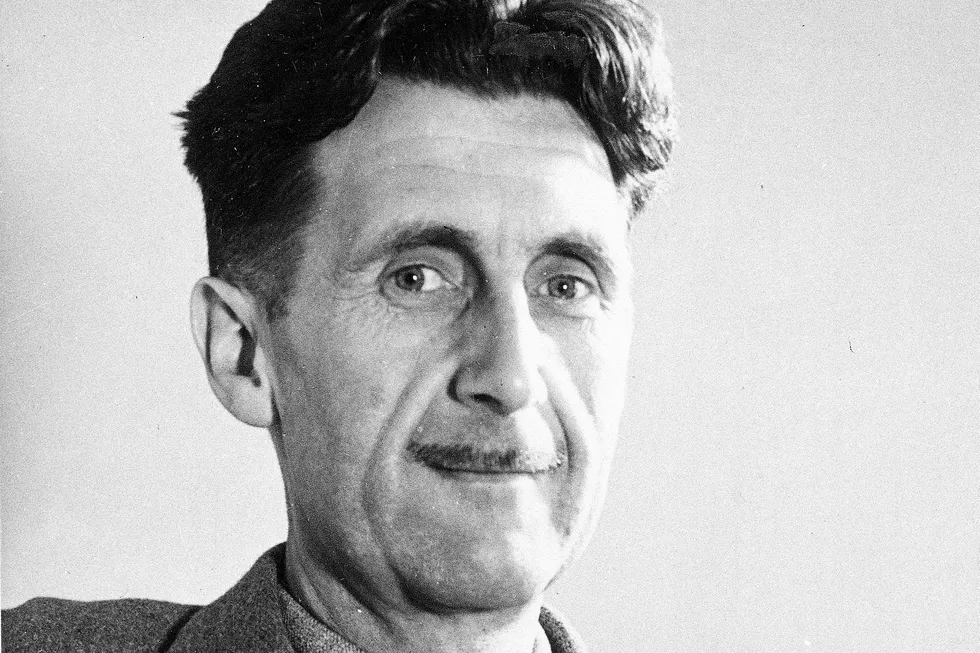 Forfatter George Orwell skrev boken "1984" i 1949. Den når stadig nye lesere med sitt dysoptiske syn på et samfunn uten individuelle rettigheter. Foto: ukreditert/Scanpix