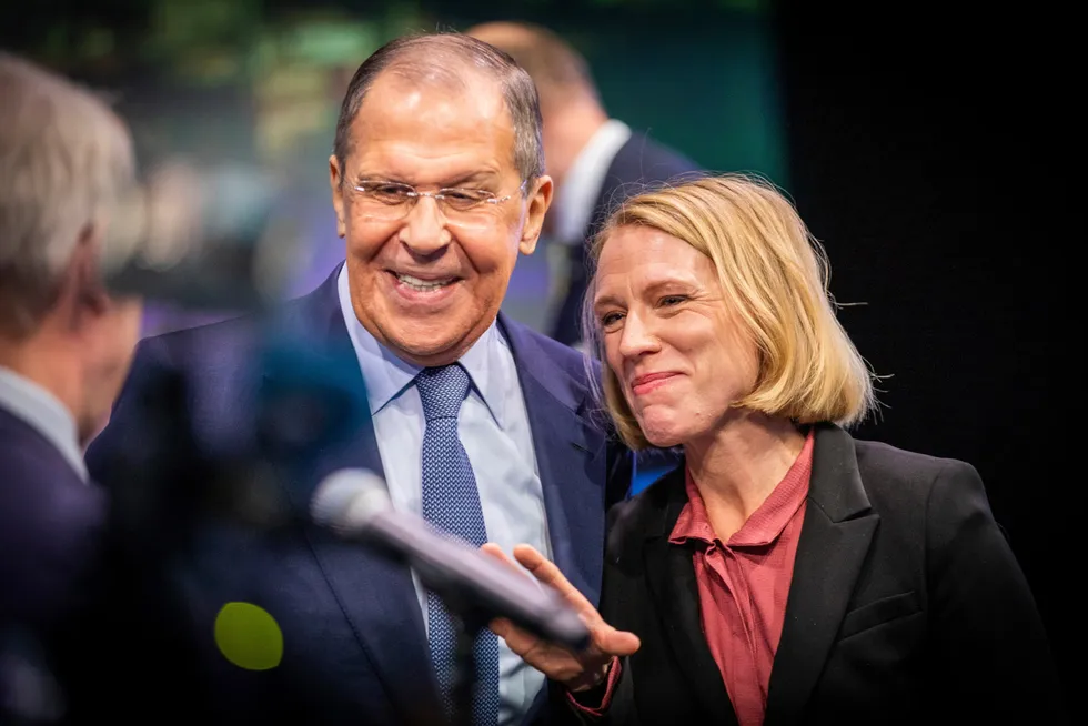 – Ikke en naturlig sak for Utenriksdepartementet å håndtere, sier utenriksminister Anniken Huitfeldt om hvorfor hun ikke ville ta opp Russlands angivelige kartlegging av kablene under møtet med utenriksminister Sergej Lavrov.