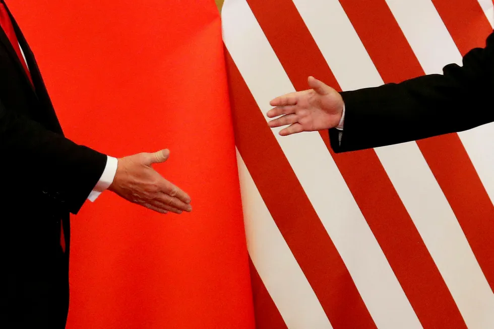 Washington har ikke vært redd for et Kina som kopierer, men er nærmest paniske overfor et Kina som ikke trenger å kopiere lenger, skriver artikkelforfatteren. Her USA sin president Donald Trump med presidenten i Kina, Xi Jinping, under et møte i november 2017. Foto: Damir Sagolj/Reuters/NTB scanpix