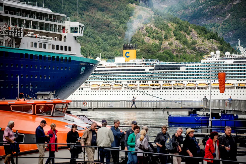 Stadig flere cruiseskip seiler mot norskekysten. Veksten i antall passasjerer blir trolig på rundt 20 prosent fra rekordsesongen i fjor. Bildet er fra Geiranger sommeren 2018.