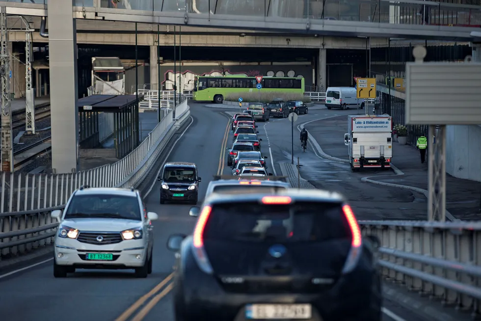 Det er en økning i antall bilskader fordi bilkjørere ikke legger fra seg mobilen. Foto: Aleksander Nordahl