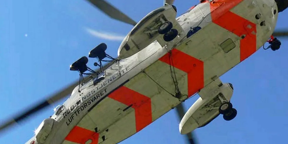 Et redningshelikopter fra Tromsø var raskt på plass etter grunnstøtingen.