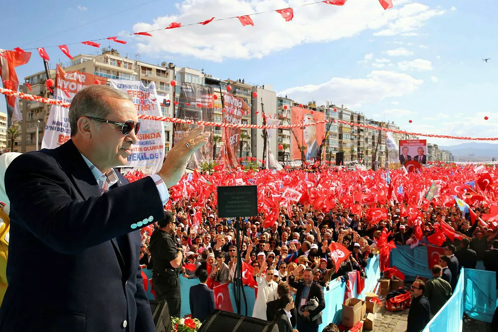Tyrkias president Recep Tayyip Erdogan hilder på tilhengere under et valgkamparrangement i Izmir i Tyrkia søndag. Foto: Kayhan Ozer/via AP/NTB scanpix