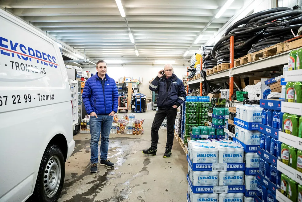 Macks ølbryggeri har startet hjemlevering av øl, brus og vann til kunder. Her eksportsjef Ken Stian Olsen (til venstre) og Bjørn Kvalheim, befrakter i Miniekspress.