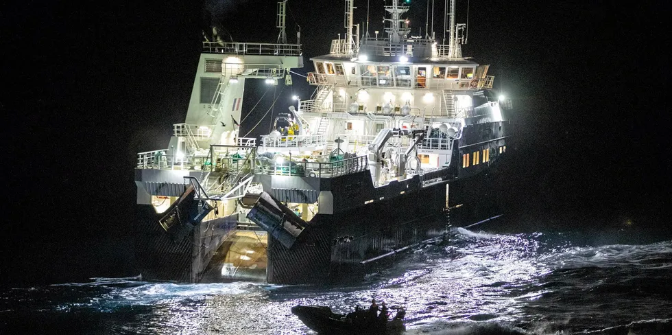 Trålere fra EU-land og Storbritannia har rett på fire prosent av torskekvoten som de kan fiske i Svalbardsonen, mener 14 redere av trålere fra EU-land som opererer i sonen.