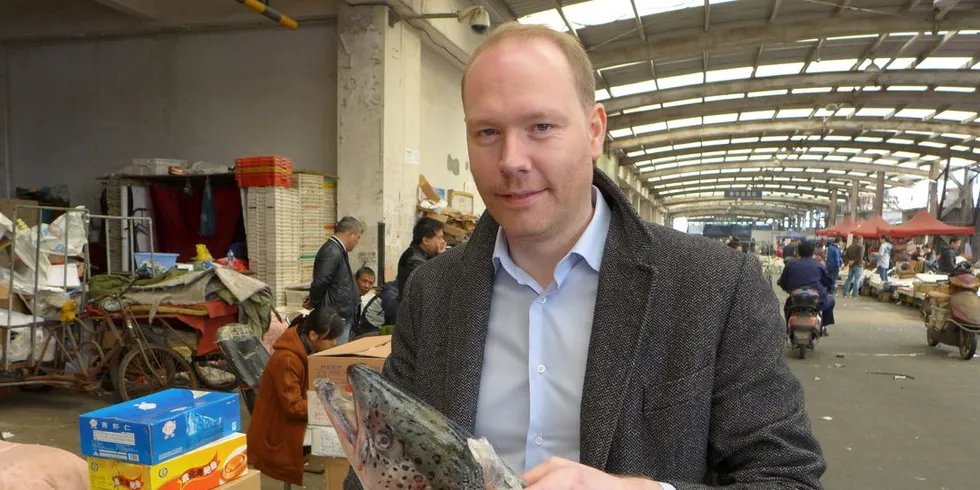 Norges Sjømatråds fiskeriutsending Sigmund Bjørgo forflytter seg fra Shanghai til Stockholm. Foto: Ole Erik Klokeide.