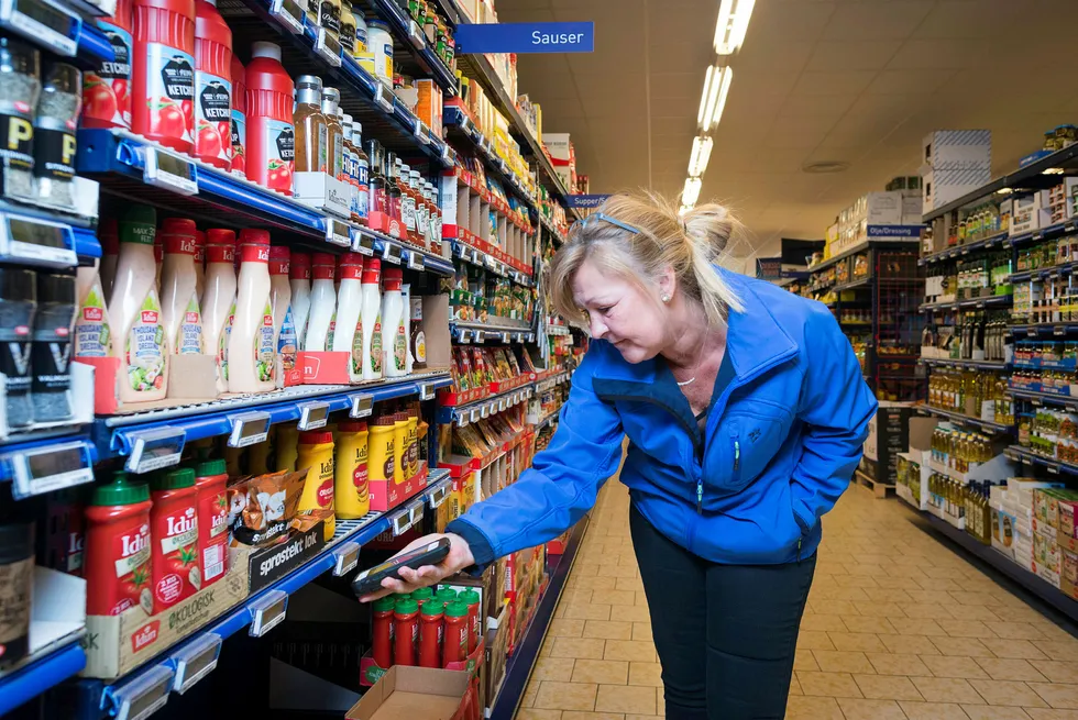 Matkamp. Marion Beate Olsen (48) oppfører seg høyst besynderlig i en Rema-butikk i Trondheim, men alt har sin forklaring: Hun er prisspion for Kiwi. Foto: Øystein Lie