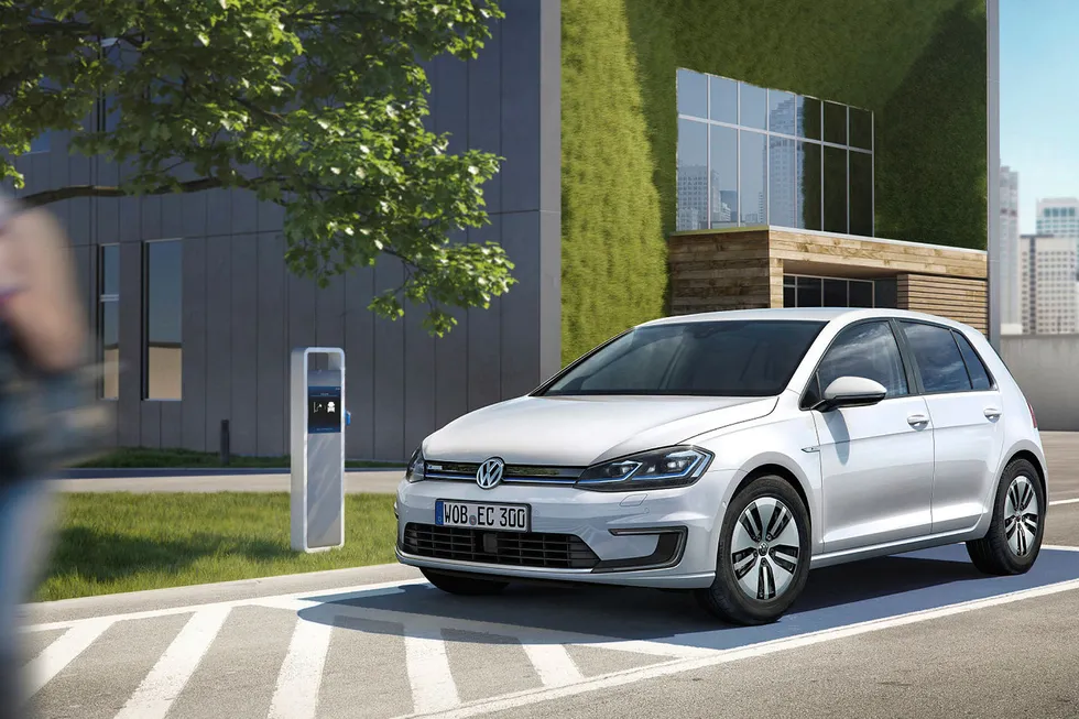 Registreringstallene for Volkswagen Golf falt med 56 prosent i mars. En ny versjon er nå på vei inn på markedet, blant annet har avbildede E-Golf fått lengre rekkevidde. Foto: Volkswagen
