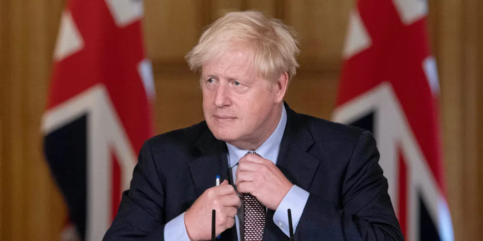 Statsminister Boris Johnson møter stadig hardere kritikk for problemene som har oppstått i å få varer inn og ut av Storbritannia. Sjømatindustrien fortviler.