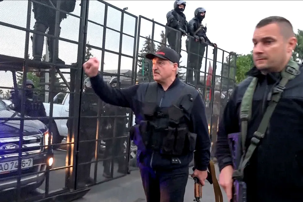 Hviterusslands president Aleksandr Lukasjenko (til høyre) hentet i helgen frem Kalasjonikoven og sluttet seg til opprørspolitiet i hovedstaden Minsk.