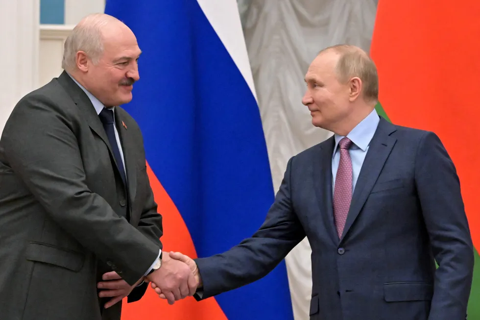 Hviterusslands president Alexander Lukasjenko (til venstre) tar Russlands president Vladimir Putin etter en felles pressekonferanse i februar.