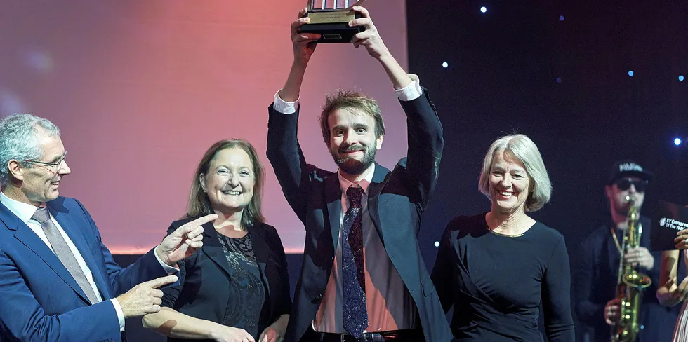 Prisutdeler Per Grieg jr. (t.v.) og Jan Christian Vestre som er nasjonal vinner av EY Entrepreneur Of The Year 2019. Juryleder Åse Aulie Michelet står ytterst til høyre.