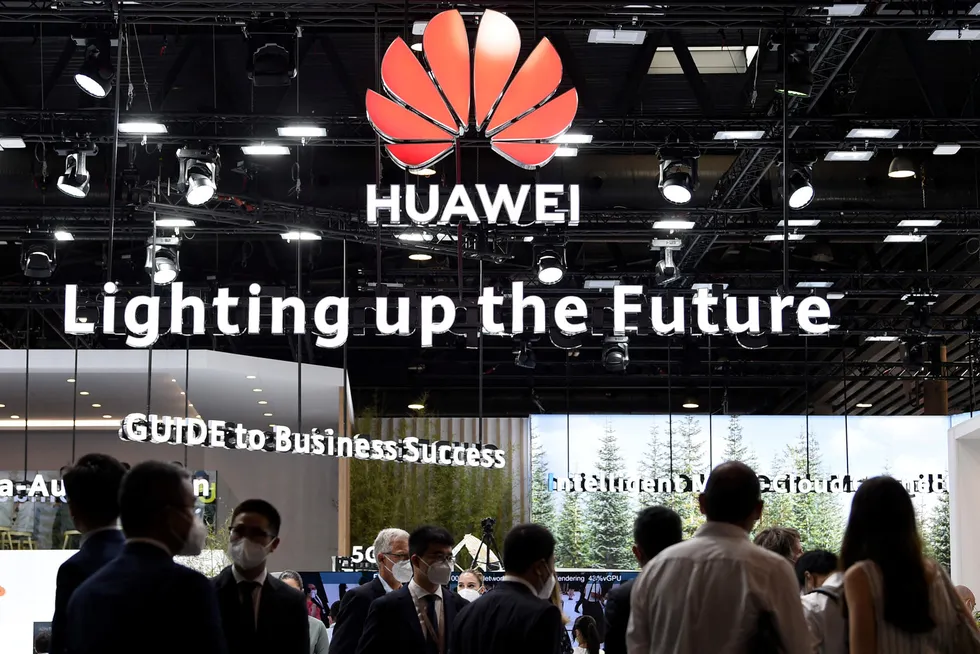 Huawei er under press i hele verden og taper viktige 5G-kontrakter. Selskapet svarer med å investere i nye selskaper og høye lønninger. Her fra Mobile World Congress (MWC) i Barcelona i slutten av juni.