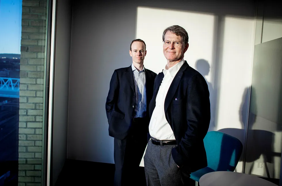 Aksjestrateg Paul Harper (bak til venstre) og analysesjef Morten Jensen i DNB Markets. Foto: Klaudia Lech