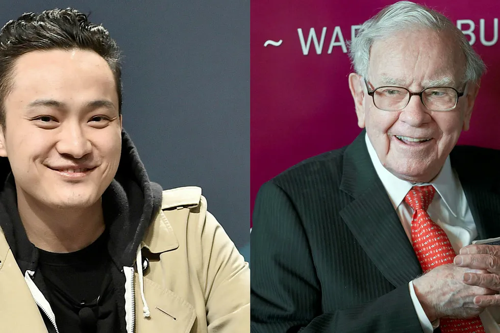 Kryptovalutainvestor Justin Sun (til venstre) betaler 40 millioner kroner for lunsj med Warren Buffett. – Det er vanlig i investeringsmiljøer at folk endrer mening, sier Sun, som står bak en av de største kryptovalutaene.