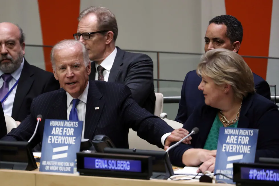 Joe Biden har varslet at USA igjen vil engasjere seg og ta ledelsen internasjonalt. Her som visepresident med statsminister Erna Solberg i FNs generalforsamling i 2016.