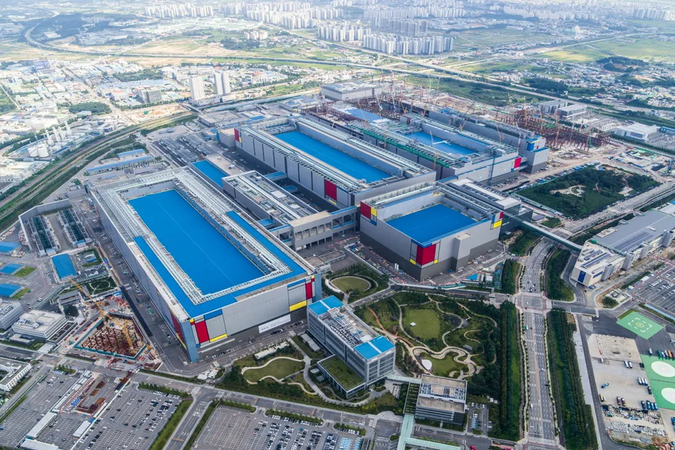 Samsung, som er Sør-Koreas største konglomerat, er i ferd med massive investeringer i produksjonskapasitet i Asia og USA. Her fra den det nye produksjonsanlegget i Pyeongtaek i Sør-Korea.