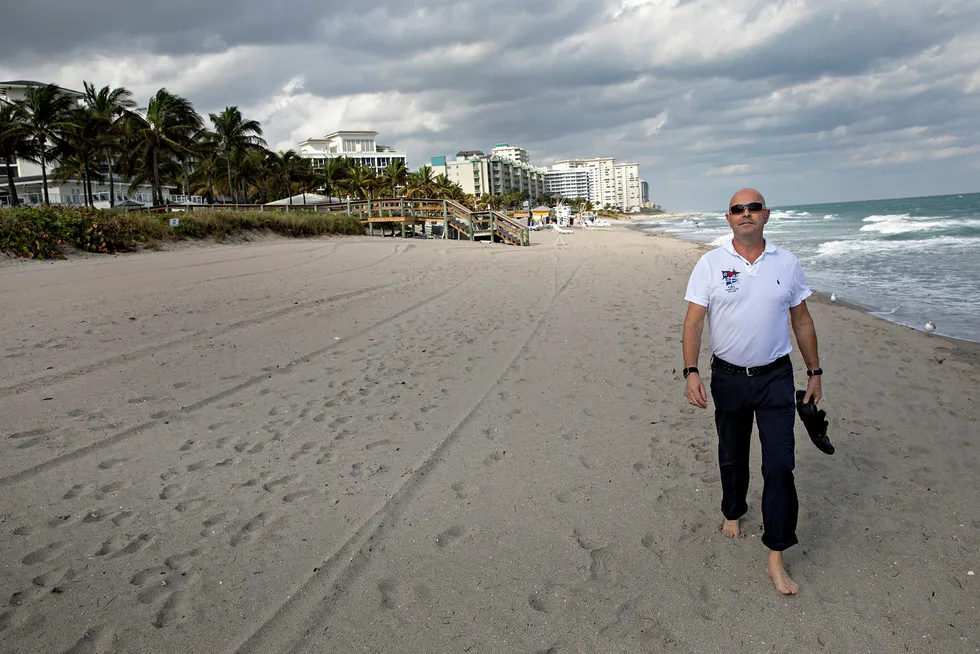 Eiendomsmegler Miguel Sørholt (60) har på ny flyttet sammen med familien, denne gangen til Gran Canaria. Her på stranden i Boca Raton i Florida, der familien bodde frem til i fjor sommer.