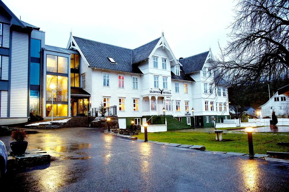 Eiendoms- og hotellinvestoren Erik Berg og hans hotellkonsern Classic Norway har kjøpt historiske Gloppen Hotell i Sandane i Sogn og Fjordane. Foto: Elin Høyland