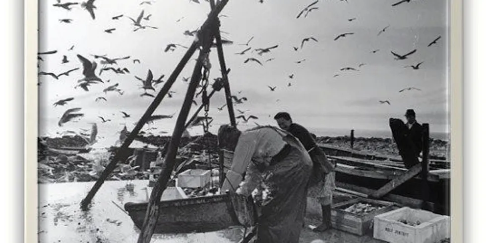 Da min generasjon blomstret, fikk fiskerne dra på havet i ro og mak. Det var fred og ro i sinnet, ingen skulte på hverandre. På bildet er eldste bror til Sara, Holger Nygård (t.v) konen Grethe Nygård og helt til høyre Saras bror Dybvar Johansen.