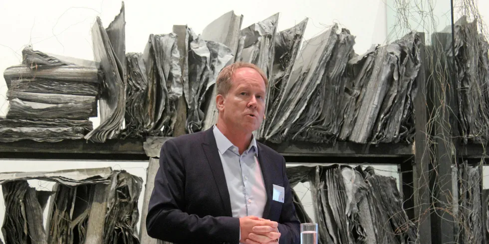 Roy-Tore Rikardsen, regiondirektør Finnmark i Grieg Seafood presenterte sin virksomhet i Oslo onsdag. Presentasjonen ble holdt på Astrup Fearnley-museet, noe som forklarer "bøkene" i bakgrunnen.