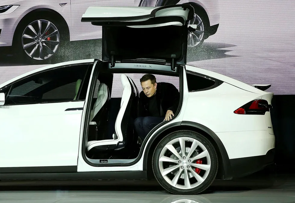 Aksjekursen på Tesla har steget over 40 prosent siden starten av september. Her er Tesla-sjef Elon Musk i en Tesla Model X.