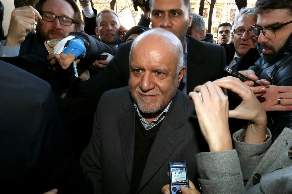 Irans oljeminister Bijan Namdar Zangeneh ankommer Opec-møtet i Wien. Foto: NTB Scanpix/AP Photo/Ronald Zak