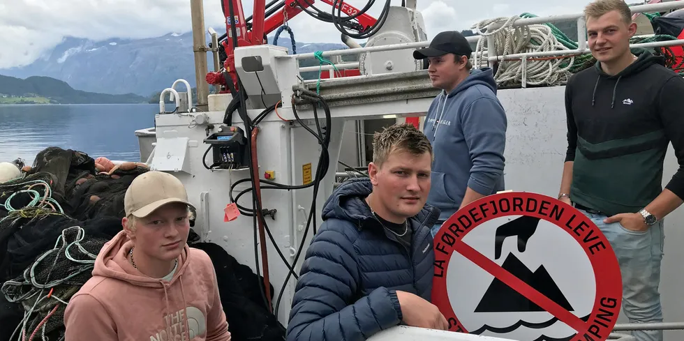 Lokale fiskere kom for å vise sin motstand mot sjødeponi i Førdefjorden. Fra venstre: Håvard Nymoen Selvik (16), Håkon Nymoen Selvik (24), Benjamin Selvik (24) og Harald Nymoen Selvik (22). De tre med samme etternavn er brødre. Fjerdemann er fetter.