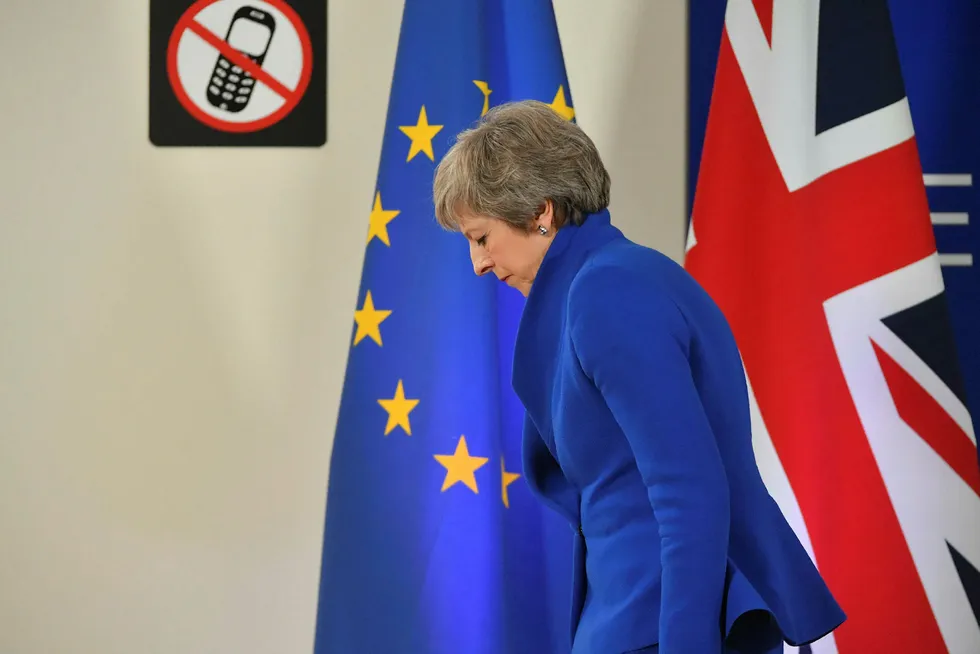 Statsminister Theresa May på vei hjem til London fra Brussel søndag. Nå venter en durabelig kamp i parlamentet denne uken.