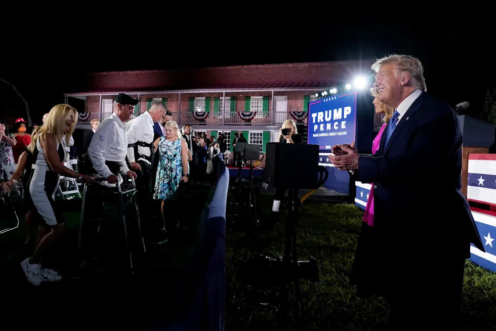 President Donald Trump og førstedame Melania Trump hilser på gjester på republikanernes landsmøte i Baltimore.