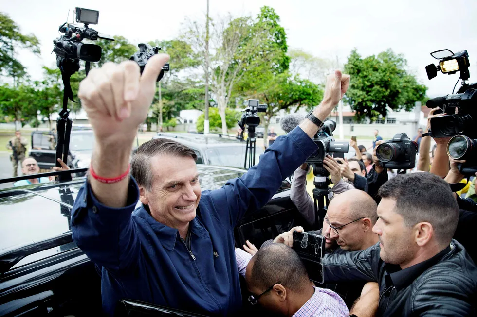 Jair Messias Bolsonaro ga to tomler opp etter å ha avgitt sin stemme i søndagens valg i Brasil. Han endte opp med 46 prosent av stemmene, 17 prosent foran motstanderen.