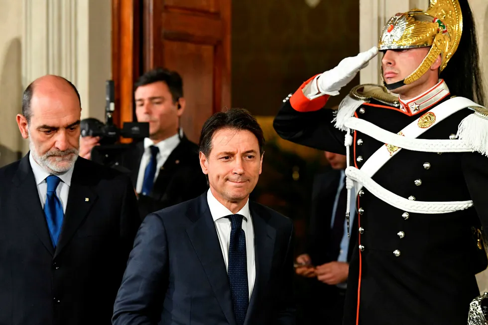 Etter et møte med Italias president Sergio Mattarella (til venstre) i Quirinale-palasset søndag, ble det klart at Giuseppe Conte trekker sitt mandat til å danne regjering. Foto: Vincenzo Pinto / AFP / NTB scanpix