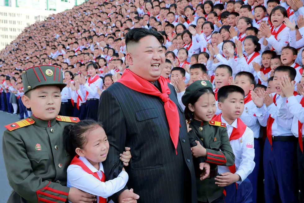 USA, Kina og Japan er enige om å samarbeide om hvordan Nord-Korea skal håndteres. På bildet poserer Nord-Koreas leder Kim Jong Un med deltagere på den åttende kongressen for den koreanske barneunionen i juni. Foto: KCNA/Reuters/NTB scanpix