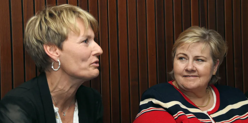 Statsminister Erna Solberg (t.h.) lytter til Aino Olaissen i Nova Sea.