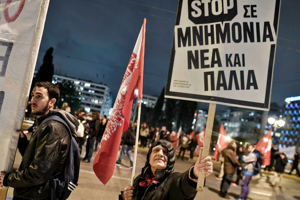 Hellas har vedtatt nye reformer, til tross for at tusener mandag kveld demonstrerte i Atan. Foto: Louisa Gouliamaki/AFP/NTB Scanpix