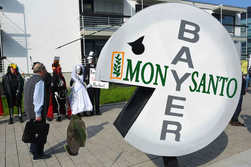 Tyske Bayer skroter Monsanto-navnet etter kjøpet av det amerikanske selskapet. Her fra en demonstrasjon i Bonn sist måned. Foto: PATRIK STOLLARZ/AFP/NTB Scanpix
